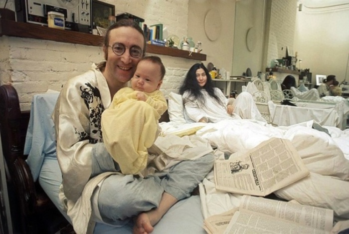 Джон Леннон (John Lennon), Йоко Оно (Yoko Ono) и Шон Леннон (Sean Lennon), 1975 год. Автор фото: Bob Gruen. 