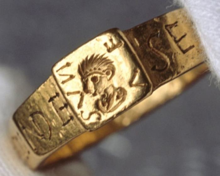 <br>Когда Сильвиан был в храме, его золотое кольцо было украдено у него. \ Фото: vanillamagazine.it.