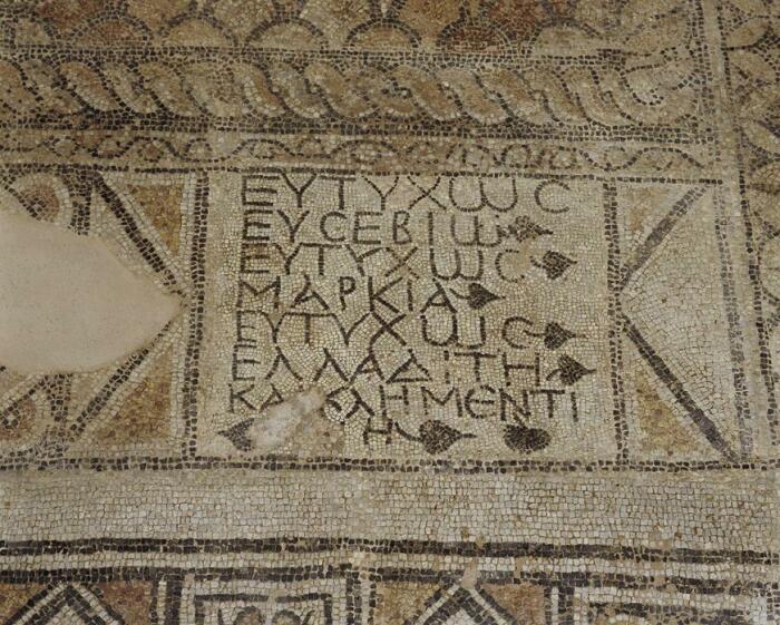 Раннехристианская мозаика на византийском доме с надписью, желающей счастья семье, живущей внутри. \ Фото: mbp.gr.