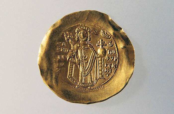 Золотая монета с изображением Мануила I Комнина на оборотной стороне, 1164-67 гг. \ Фото: yandex.ru.