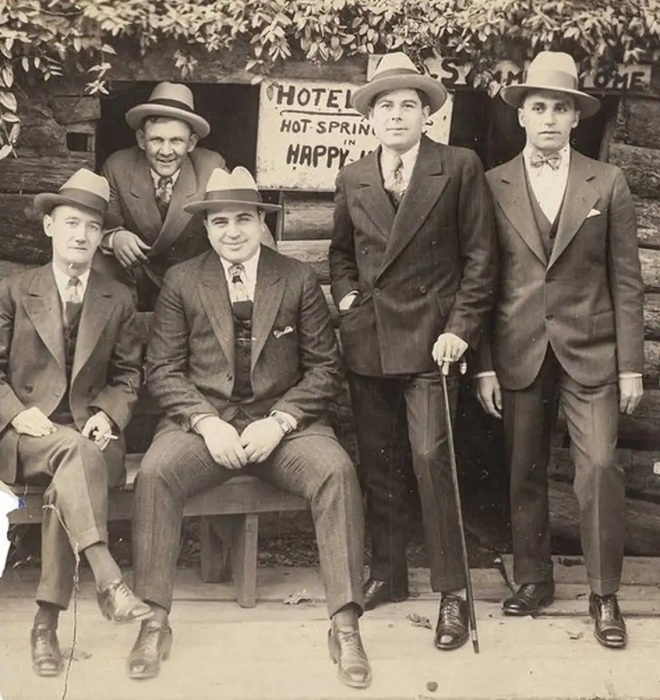 Аль Капоне и его сообщники в Хот-Спрингсе, штат Арканзас. \ Фото: bing.com.