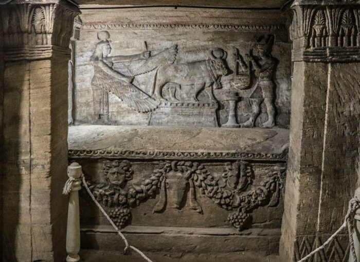Украшенный саркофаг и панно с изображением Аписа-быка. \ Фото: twimg.com