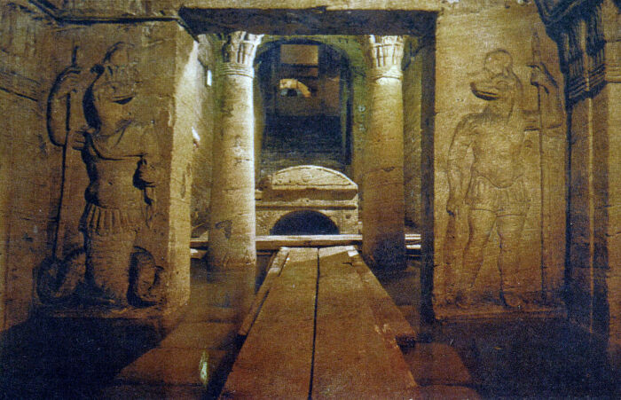 Вход в погребальную гробницу, окружённый египетскими божествами. \ Фото: en.wikipedia.org.