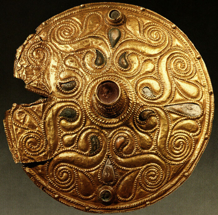 Позолоченный диск четвёртого века до нашей эры из Галлии. \ Фото: wikimedia.org.