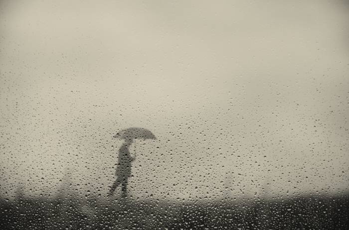 Дождь. Блестящий фотопроект о таинственном одиноком человеке. Автор фото: Сезар Блэй (Cesar Blay). 