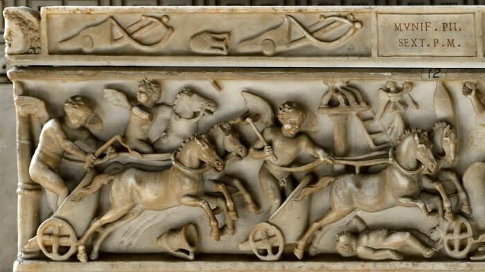 Фрагмент: Саркофаг с изображением гонок на колесницах, ок. 130-192 гг. н. э. \ Фото: ancientrome.ru.