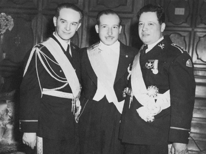 Арбенс, Хорхе Ториелло (в центре) и Франсиско Арана (справа) в 1944 году. Трое мужчин сформировали хунту , правившую Гватемалой от Октябрьской революции до выборов Аревало. \ Фото: lavozdexela.com.