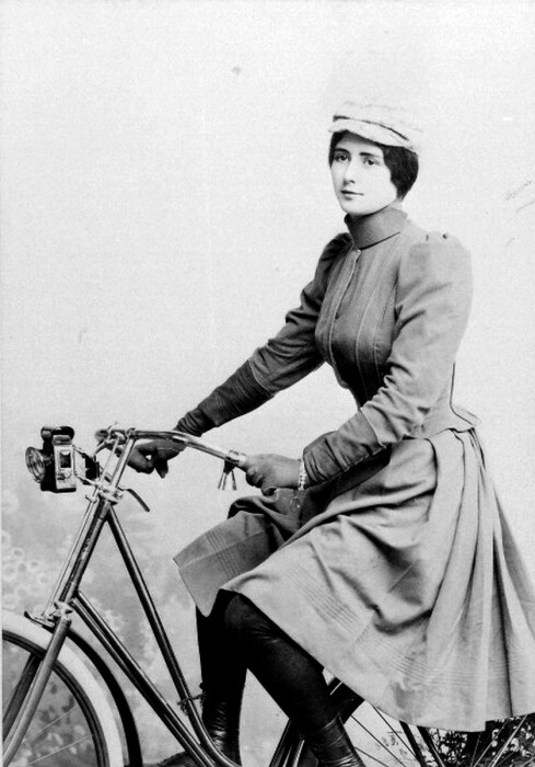 Клео де Мерод едет на велосипеде, 1890-е годы. \ Фото: tumblr.com.