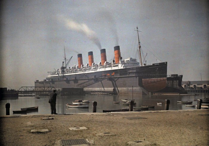 Вид на лайнер «Мавритания» компании Cunard в доке Саутгемптона, графство Гемпшир.
