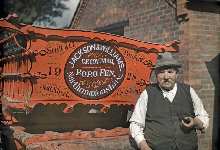 Портрет фермера рядом с его повозкой в Кроуленде, Линкольншир.