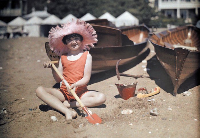 Девочка играет в песке в Сандауне, остров Уайт.