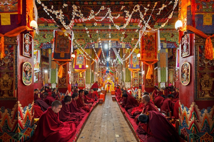 Монахи слушают и молятся в монастыре Kandze, Ганци, Китай. Автор фото: Colin Miller.