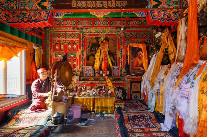 Барабанщик в монастыре Golo Gompa,  Сычуань, Китай. Автор фото: Colin Miller. 