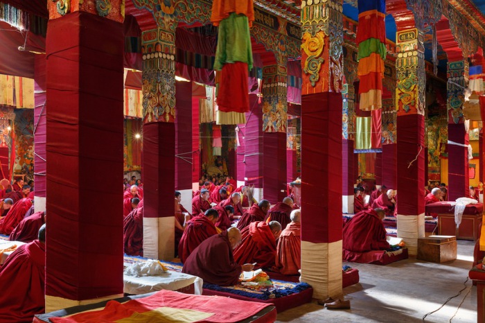 Монахи молятся  в  храме Darjay Gompa, Западная Сычуань, Китай. Автор фото: Colin Miller.