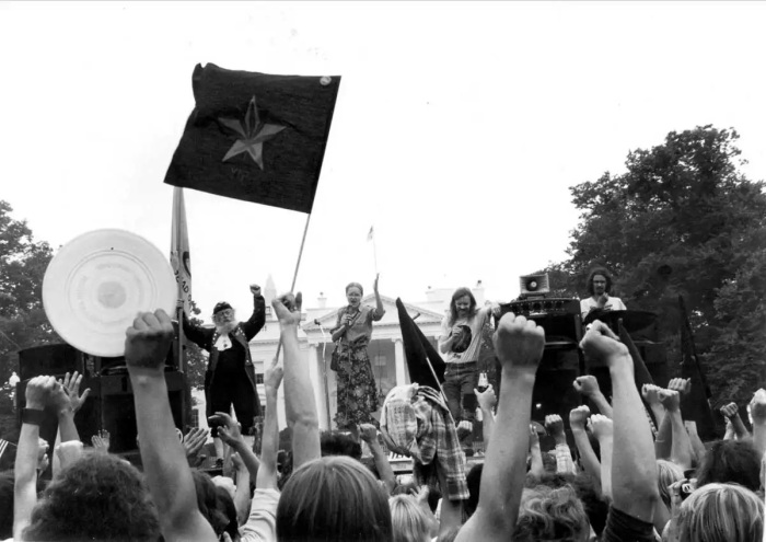 Молодежная международная вечеринка с ведущей активисткой Йиппи Даной Бил (вторая справа) на сцене перед Белым домом. \ Фото: bing.com.