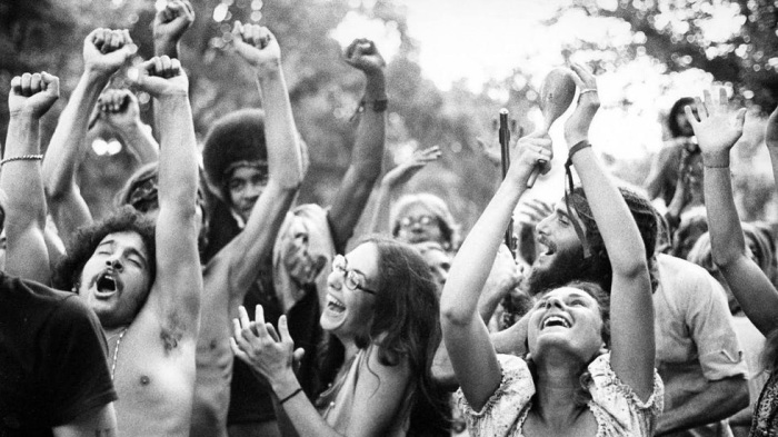 Люди танцуют на Вудстокской ярмарке музыки и искусства, 1969 год. \ Фото: adressa.no.
