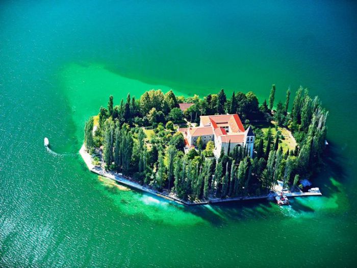 Небольшой живописный остров. Хорватия.