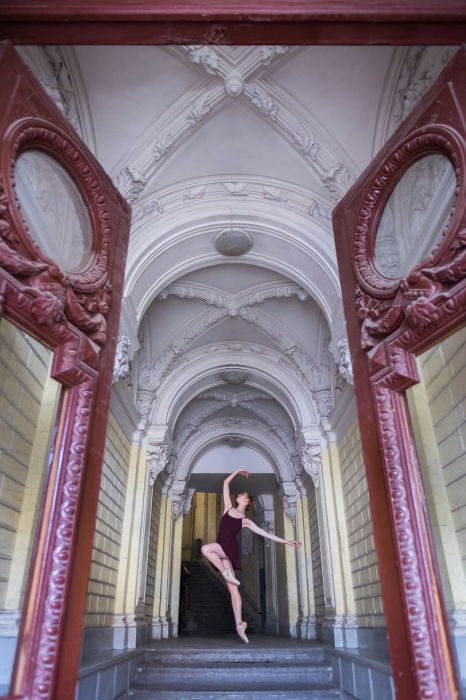 Ничто так не сочетается между собой, как вся изящность балерины на фоне старинной архитектуры Петербурга. Автор: Дарьян Волкова.