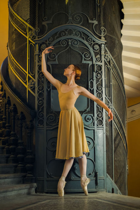Хрупкая, нежная и прекрасная балерина, на лестничной площадке возле старинного лифта.  Автор: Дарьян Волкова.