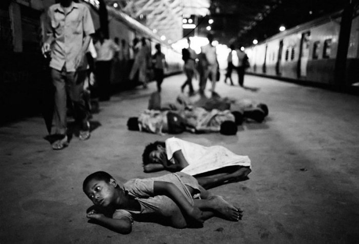 Проникновенный снимок. Фото-проект «Бездомные дети Бомбея». Автор фото: Дарио Митидиери (Dario Mitidieri). 