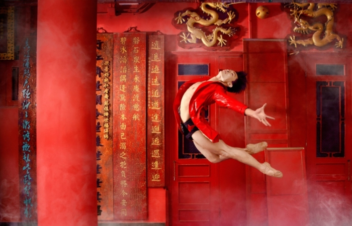Танцоры Гонконгского балета на динамичных плакатах от Design Army.