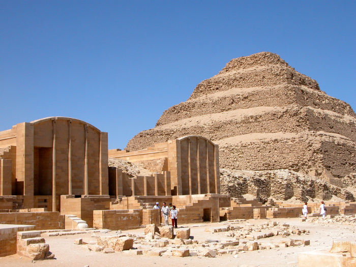 Ступенчатая пирамида в Саккаре — древнейшее из сохранившихся в мире крупных каменных зданий. \ Фото: gs.ctrip.com.