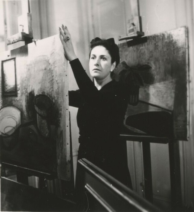 Дора Маар за одной из своих работ в своей студии на улице Савойя, 6, Париж, Музей Пикассо 1944 год. \ Фото: miro.medium.com.