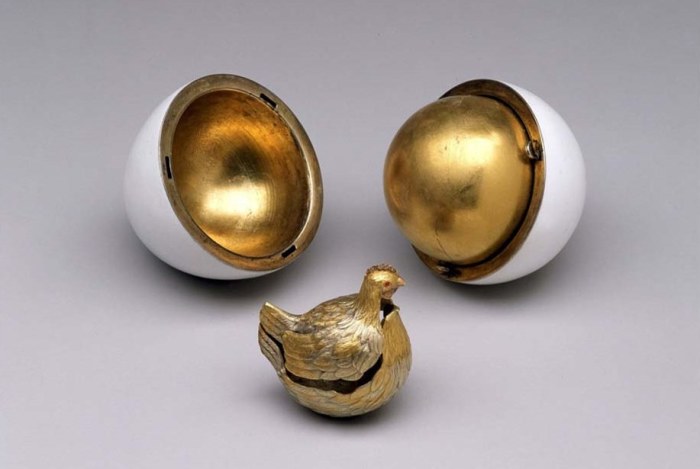 Золотая курочка  в золотом яйце. | Фото: jewellerymag.ru.