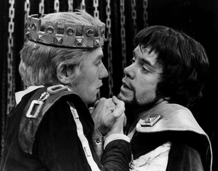 Иэн Маккеллен и Джеймс Лоуренсон разыгрывают сцену между Эдуардом II и Пирсом Гавестоном в постановке пьесы Кристофера Марло о злополучном короле. \ Фото: britishheritage.com.