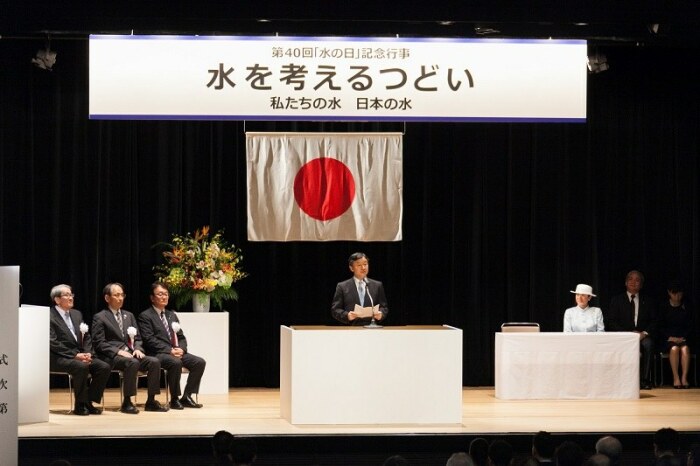 Выступление наследника престола Нарухито перед «Конвенцией об отражении воды» в Токийском музее науки в 2016 году. \ Фото: nautiljon.com.