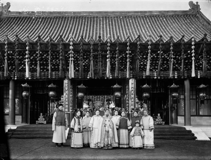 Вдовствующая императрица Цыси (спереди посередине) позирует со своими придворными и со своей племянницей. \ Фото: google.com.