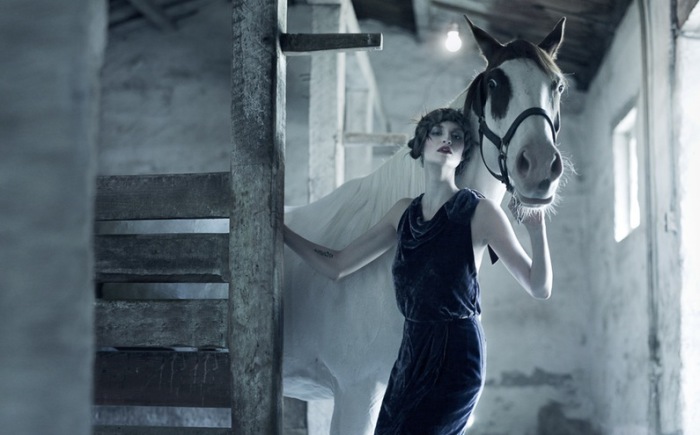 Девушка с лошадью. Автор: Erik Almas.