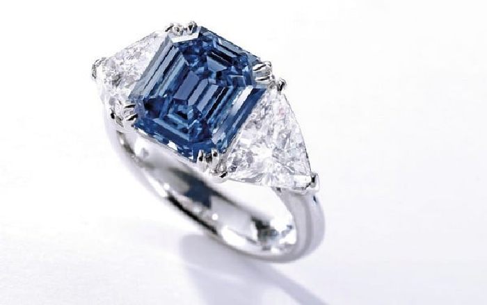 Роскошное кольцо с голубым бриллиантом. \ Фото: google.ru.