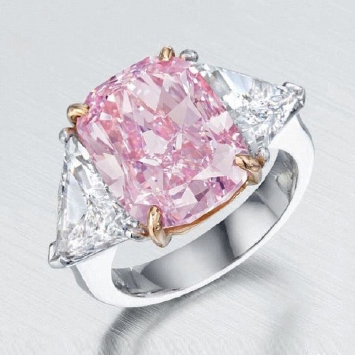Кольцо с ярко-розовым бриллиантом. \ Фото: jewellerymag.ru.