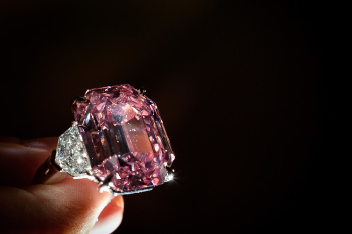 Роскошное кольцо с розовым бриллиантом. \ Фото: timeslive.co.za.