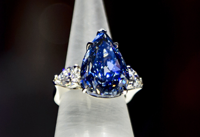 Кольцо с голубым бриллиантом Уинстона. \ Фото: professionaljeweller.com.