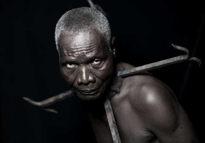 Металлический ошейник, который надевали на раба, в случае дальней перевозки.  Автор работ: Фабрис Монтейро (Fabrice Monteiro).