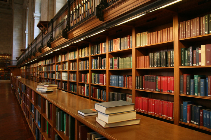 У него невероятно огромная библиотека. \ Фото: flickr.com.