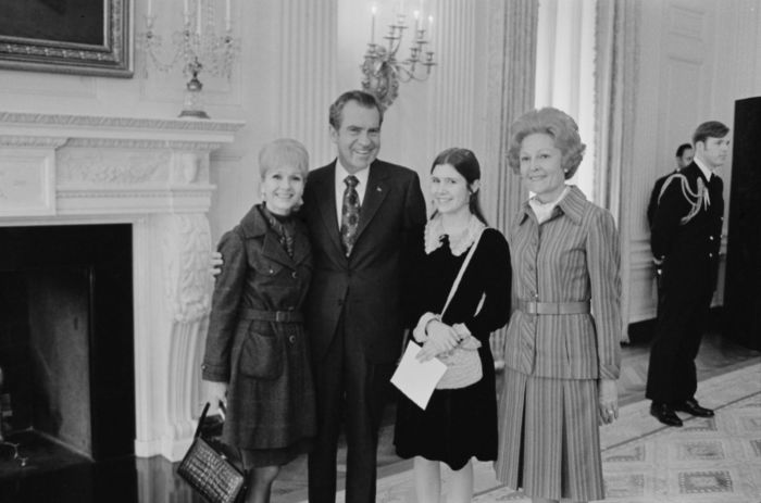 Президент Ричард Никсон и первая леди Пэт Никсон с актрисами Дебби Рейнольдс и Кэрри Фишер, 10 февраля 1974 год. \ Фото: pinterest.es.