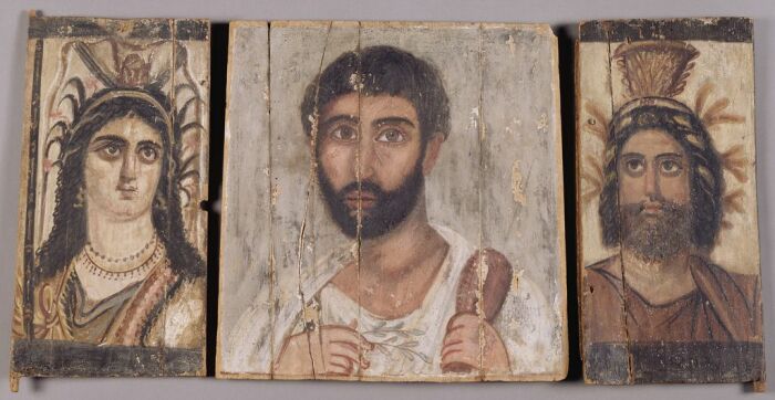 Панно-триптих с нарисованным изображением Исиды, портретом бородатого мужчины из Святилища и Сераписом. \ Фото: pinterest.com.
