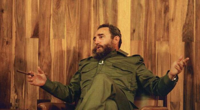 Фидель Кастро сидит с сигарой в руке, 1978 год. \ Фото: misiones.cubaminrex.cu.