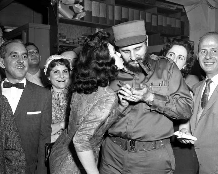 19-летняя девушка целует Кастро, когда он даёт автограф для её коллекции. \ Фото: buzzfeed.com.