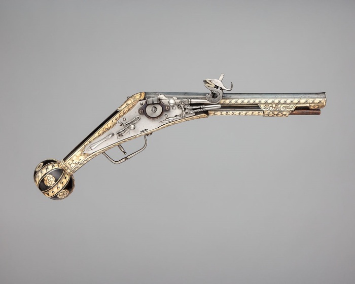 Пистолет с колесцовым замком, изготовленный в Аугсбурге, около 1575 года. \ Фото: metmuseum.org.