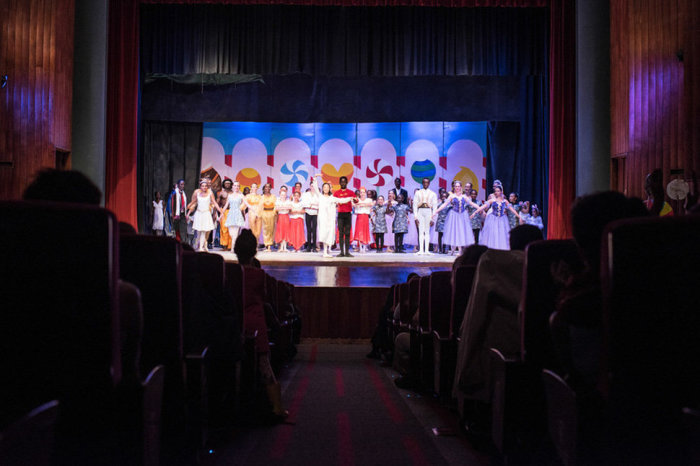 Зрители приветствуют танцоров аплодисментами после первого показа «Щелкунчика» в Национальном театре Найроби.