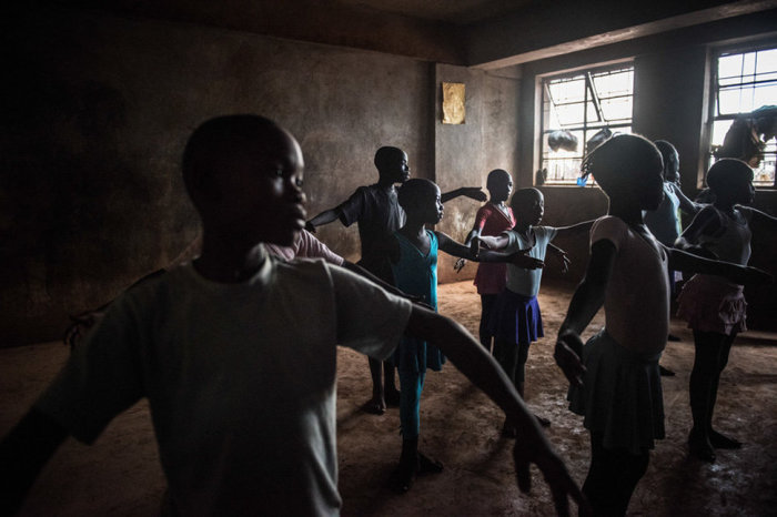 Даже несмотря на маленький зал, ученики умудряются танцевать, не натыкаясь друг на друга. Автор: Автор: Frederik Lerneryd. 