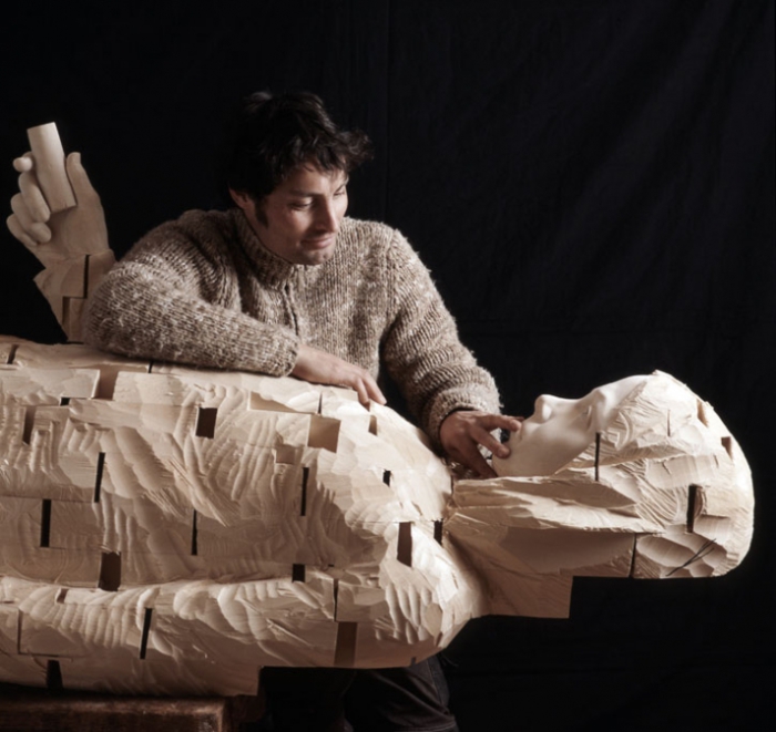 Гехард Деметц и его деревянное творение. 