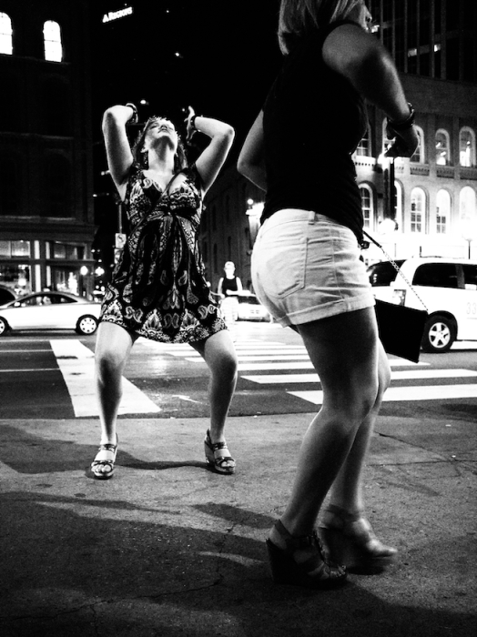 Танцы на улице. Американцы в объективе Джеффа Брауна (Geoff Brown).