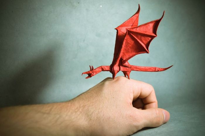 Дракон. Мастер оригами: Гонсало Гарсия Кальво (Gonzalo Garcia Calvo).