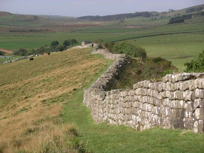Часть стены Адриана (стена ранее была разграблена как источник бесплатного камня для новых зданий). \ Фото: sinapress.ir.