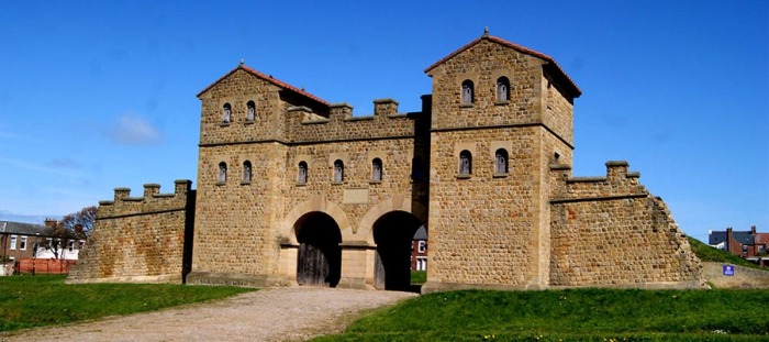 Реконструированный вход в форт в Арбее. \ Фото: google.com.